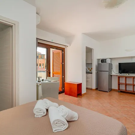 Studio's Pavese, Aeroporto Apartment *